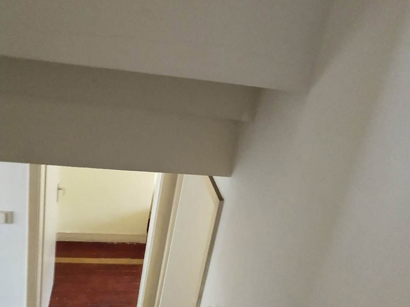 墻面翻新裝修：1、清理墻面： 舊墻面在翻新前一定要做墻面基底處理，粉化嚴重的要全部鏟除，鏟除后抹上一層白水泥，原來墻面過于光滑、刷過油漆的鏟除后還要做打磨處理，把粘結(jié)不牢的表皮去掉，便于新涂料和墻體粘結(jié)。 2、涂刷底漆： 墻面底漆的作用是抗堿防潮、封固基材、保護面漆，提高面漆的質(zhì)感和遮蓋力，對于老房翻新，墻面一定要做底漆，如果沒有刷底漆就直接上面漆的話，時間一長墻面容易起泡、發(fā)霉，太陽照曬時間長了也容易變色。 3、大面積修補： 已經(jīng)上好面漆的墻面要修補會比較麻煩，容易產(chǎn)生色差，材料的使用時間不同，質(zhì)量也難以保證，很難達到理想效果。 所以墻面的修補最好是整塊墻面，或是盡可能地選擇較大面積進行修補，這樣可以盡量避免產(chǎn)生色差，修補后的質(zhì)量也更好。