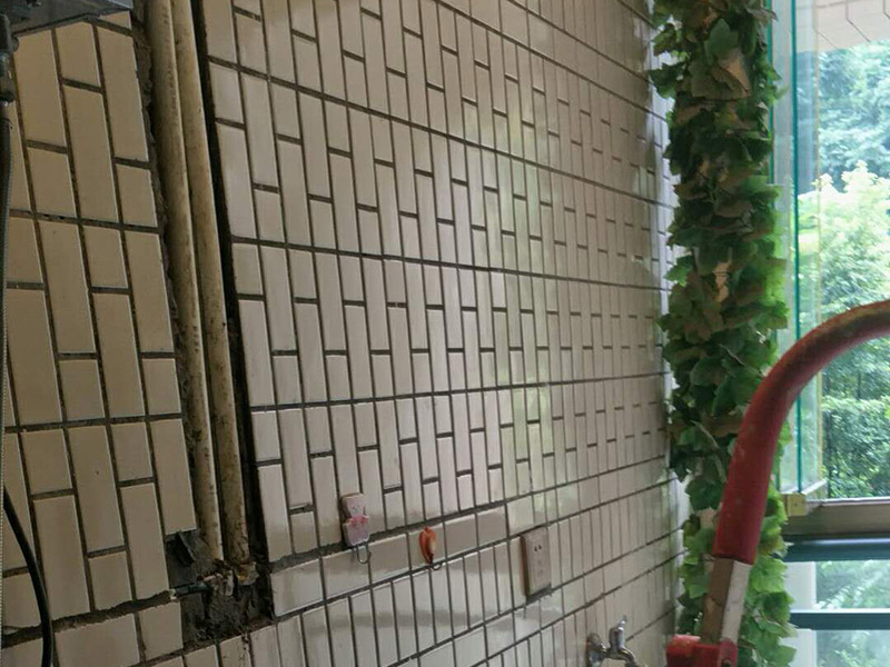 水管維修改造：　1、開槽。先彈線，再開槽，管路開槽按照要求必須是平行線和垂直線。對于平行走線的管路一律控制在60-90厘米高，如果安裝了水龍頭的管路記得要能夠垂直。
2、安裝。管道分為冷水管和熱水管，暗藏管道要杜絕使用鍍鋅鐵管?？梢酝ㄟ^施工人員和業(yè)主商量水域和使用功能，安排水電師傅排放安裝好的所有水龍頭和用水位置。要是沒有完整圖紙的和業(yè)主溝通增加現(xiàn)場定位水路使用功能。
3、檢驗。一定要對管道進行檢查，關(guān)系到以后水路安全問題，我們可以通過試壓方法做管道檢查，試壓是管道檢查滲漏的方法之一，可以先堵頭將所有內(nèi)絲堵死。用壓力表打壓(家裝一般6--8kg)試水。打壓之后檢查所有管道所有接頭。
　4、防水。水路管道裝好之后，用水泥沙子混合封好衛(wèi)生間的線槽，等線槽和地面干后，再次清洗地面和墻面，墻地面水分干了就可以做防水，墻面防水最好在80cm以上高。要是廚房墻背面有家具的墻面，必須做滿墻，才能帶來好的防潮效果。
5、電路開槽。和業(yè)主商量用電功能和要求之后，和電工師傅交底，彈好平行和垂直開槽。
6、電路布線。對于電路布線家用2.5&mdash;6平米以上銅芯線、16mm以上線管。而強弱電線管與暗合要分開。