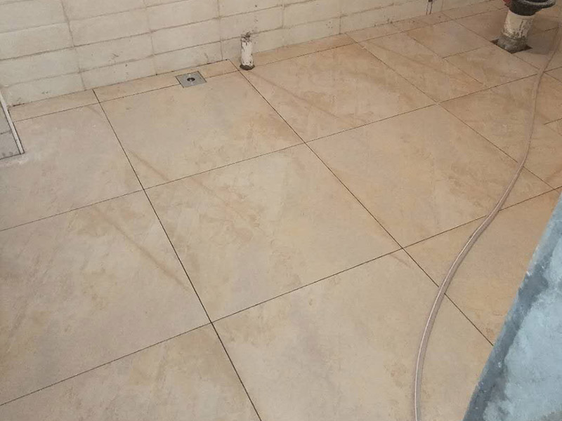 衛(wèi)生間貼地磚維修：1、鋪貼衛(wèi)生間瓷磚的水泥砂漿比例 粘貼衛(wèi)生間瓷磚采用的水泥標號為425號水泥，水泥沙子的混合比例不要大于1：3，水泥含量過重的話，會因為水泥的膨脹系數(shù)高而導(dǎo)致瓷磚的開裂，減少瓷磚的使用壽命。 2、衛(wèi)生間瓷磚泡水時長 衛(wèi)生間如果采用釉面墻磚，用水泥砂漿作為粘接劑，瓷磚需要經(jīng)過泡水后鋪貼，泡水的時間以瓷磚完全浸泡后不冒氣泡的時間為宜，一般為三十分鐘就可以了。 3、鋪貼要留縫 鋪貼衛(wèi)生間瓷磚無論是否屬于無縫磚，都必須留縫，建議不小于1mm，普通墻磚以1.5&mdash;2mm為宜，仿古磚縫隙可以適當?shù)募訉挕?4、衛(wèi)生間墻磚鋪貼高度 衛(wèi)生間墻磚的鋪貼高度要高于吊頂?shù)母叨龋话悴恍∮?0公分為宜。 5、瓷磚紋理對齊 鋪貼瓷磚時注意瓷磚的紋理，做到順紋理鋪貼，花磚腰線有正反方向的要注意其方向，不要貼倒了，花磚腰線的紋理和磚的紋理一致。