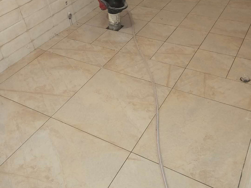 衛(wèi)生間貼地磚維修：1、鋪貼衛(wèi)生間瓷磚的水泥砂漿比例 粘貼衛(wèi)生間瓷磚采用的水泥標號為425號水泥，水泥沙子的混合比例不要大于1：3，水泥含量過重的話，會因為水泥的膨脹系數(shù)高而導(dǎo)致瓷磚的開裂，減少瓷磚的使用壽命。 2、衛(wèi)生間瓷磚泡水時長 衛(wèi)生間如果采用釉面墻磚，用水泥砂漿作為粘接劑，瓷磚需要經(jīng)過泡水后鋪貼，泡水的時間以瓷磚完全浸泡后不冒氣泡的時間為宜，一般為三十分鐘就可以了。 3、鋪貼要留縫 鋪貼衛(wèi)生間瓷磚無論是否屬于無縫磚，都必須留縫，建議不小于1mm，普通墻磚以1.5&mdash;2mm為宜，仿古磚縫隙可以適當?shù)募訉挕?4、衛(wèi)生間墻磚鋪貼高度 衛(wèi)生間墻磚的鋪貼高度要高于吊頂?shù)母叨?，一般不小?0公分為宜。 5、瓷磚紋理對齊 鋪貼瓷磚時注意瓷磚的紋理，做到順紋理鋪貼，花磚腰線有正反方向的要注意其方向，不要貼倒了，花磚腰線的紋理和磚的紋理一致。