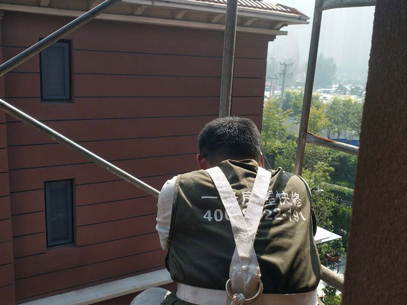 外墻墻面鏟除：1、清理墻面：舊墻面在翻新前一定要做墻面基底處置，粉化嚴(yán)重的要全部鏟除，鏟除后抹上一層白水泥。2、 涂刷底漆：墻面底漆的作用是抗堿防潮、封固基材、維護(hù)面漆，進(jìn)步面漆的質(zhì)感和遮蓋力。3、大面積修補(bǔ)：曾經(jīng)上好面漆的墻面要修補(bǔ)會比較省事，容易產(chǎn)生色差，材料的運(yùn)用時間不同，質(zhì)量也難以保證，很難抵達(dá)理想效果。4、防色差：墻面色差是修補(bǔ)墻面時需求盡量避免的。為此，應(yīng)該留意按照油漆桶的說明配比、涂刷，好預(yù)算好用量。