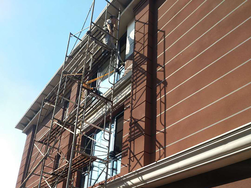 外墻墻面鏟除：1、清理墻面：舊墻面在翻新前一定要做墻面基底處置，粉化嚴(yán)重的要全部鏟除，鏟除后抹上一層白水泥。2、 涂刷底漆：墻面底漆的作用是抗堿防潮、封固基材、維護(hù)面漆，進(jìn)步面漆的質(zhì)感和遮蓋力。3、大面積修補(bǔ)：曾經(jīng)上好面漆的墻面要修補(bǔ)會比較省事，容易產(chǎn)生色差，材料的運(yùn)用時間不同，質(zhì)量也難以保證，很難抵達(dá)理想效果。4、防色差：墻面色差是修補(bǔ)墻面時需求盡量避免的。為此，應(yīng)該留意按照油漆桶的說明配比、涂刷，好預(yù)算好用量。