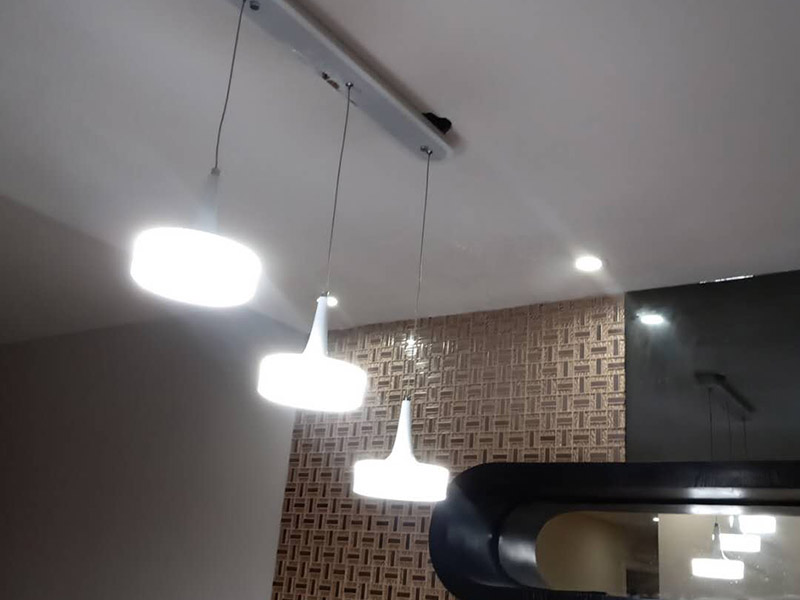 燈具插座安裝：1、吊燈：吊燈安裝在混凝土頂面上時，可采用預(yù)埋件、穿透螺栓及脹管螺栓緊固/2、吸頂燈：吸頂燈有圓形、方形或矩形底座（底盤），底座大小不等。3、壁燈根據(jù)底座的構(gòu)造可采用底臺或不用底臺，用底臺時應(yīng)先固定底臺，然后再將壁燈固定在底臺上。4、筒燈：根據(jù)筒燈尺寸、安裝位置在吊頂上劃線鉆孔，將吊頂內(nèi)預(yù)留電源線與筒燈連接通，調(diào)整筒燈固定彈簧片的蝶形螺母，使彈簧片的高度與吊頂厚度相同，把筒燈推入吊頂開孔處 , 并裝上合適的燈泡。