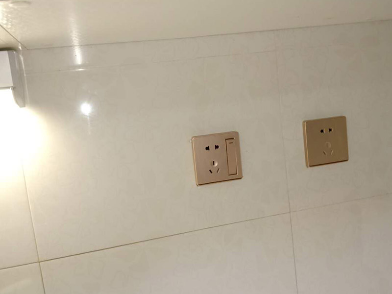 燈具插座安裝：1、吊燈：吊燈安裝在混凝土頂面上時，可采用預(yù)埋件、穿透螺栓及脹管螺栓緊固/2、吸頂燈：吸頂燈有圓形、方形或矩形底座（底盤），底座大小不等。3、壁燈根據(jù)底座的構(gòu)造可采用底臺或不用底臺，用底臺時應(yīng)先固定底臺，然后再將壁燈固定在底臺上。4、筒燈：根據(jù)筒燈尺寸、安裝位置在吊頂上劃線鉆孔，將吊頂內(nèi)預(yù)留電源線與筒燈連接通，調(diào)整筒燈固定彈簧片的蝶形螺母，使彈簧片的高度與吊頂厚度相同，把筒燈推入吊頂開孔處 , 并裝上合適的燈泡。