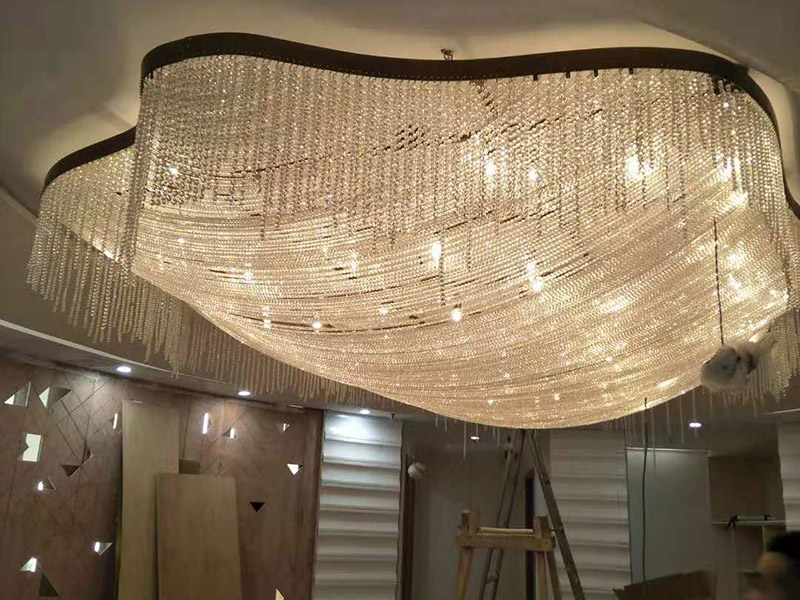 大型吊燈安裝：首先大致尺寸要測量好，確定位置；然后石膏板上鉆孔，然后埋設(shè)鐵件五金配件或者木條，用黏貼劑或者水泥漿將空洞的周邊補(bǔ)齊，等到差不多干燥了再接下來做。接著把鐵件或者木條固定，這是吊燈安裝的重要步驟，如果沒有固定好，使用壽命會(huì)受到影響。電線通過吊桿引入到燈芯里面，如果配套燈帶使用開關(guān)的，穿線的時(shí)候要注意線路的走向。最后就是燈罩、燈臂的安裝。用看、螺絲刀等工具將燈罩組裝好，安裝好后，通電試試就可以了，根據(jù)實(shí)際情況稍微調(diào)整下。