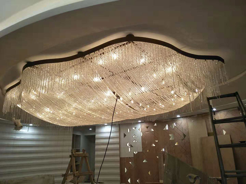 大型吊燈安裝：首先大致尺寸要測量好，確定位置；然后石膏板上鉆孔，然后埋設(shè)鐵件五金配件或者木條，用黏貼劑或者水泥漿將空洞的周邊補(bǔ)齊，等到差不多干燥了再接下來做。接著把鐵件或者木條固定，這是吊燈安裝的重要步驟，如果沒有固定好，使用壽命會(huì)受到影響。電線通過吊桿引入到燈芯里面，如果配套燈帶使用開關(guān)的，穿線的時(shí)候要注意線路的走向。最后就是燈罩、燈臂的安裝。用看、螺絲刀等工具將燈罩組裝好，安裝好后，通電試試就可以了，根據(jù)實(shí)際情況稍微調(diào)整下。