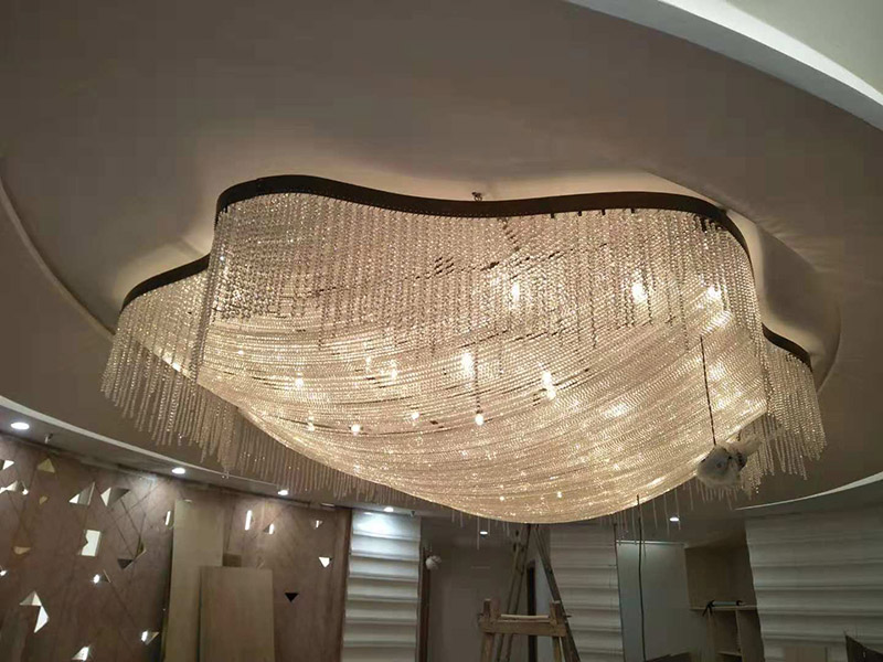 大型吊燈安裝：首先大致尺寸要測量好，確定位置；然后石膏板上鉆孔，然后埋設(shè)鐵件五金配件或者木條，用黏貼劑或者水泥漿將空洞的周邊補(bǔ)齊，等到差不多干燥了再接下來做。接著把鐵件或者木條固定，這是吊燈安裝的重要步驟，如果沒有固定好，使用壽命會(huì)受到影響。電線通過吊桿引入到燈芯里面，如果配套燈帶使用開關(guān)的，穿線的時(shí)候要注意線路的走向。最后就是燈罩、燈臂的安裝。用看、螺絲刀等工具將燈罩組裝好，安裝好后，通電試試就可以了，根據(jù)實(shí)際情況稍微調(diào)整下。