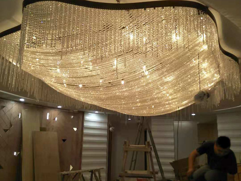 大型吊燈安裝：首先大致尺寸要測量好，確定位置；然后石膏板上鉆孔，然后埋設(shè)鐵件五金配件或者木條，用黏貼劑或者水泥漿將空洞的周邊補(bǔ)齊，等到差不多干燥了再接下來做。接著把鐵件或者木條固定，這是吊燈安裝的重要步驟，如果沒有固定好，使用壽命會(huì)受到影響。電線通過吊桿引入到燈芯里面，如果配套燈帶使用開關(guān)的，穿線的時(shí)候要注意線路的走向。最后就是燈罩、燈臂的安裝。用看、螺絲刀等工具將燈罩組裝好，安裝好后，通電試試就可以了，根據(jù)實(shí)際情況稍微調(diào)整下。