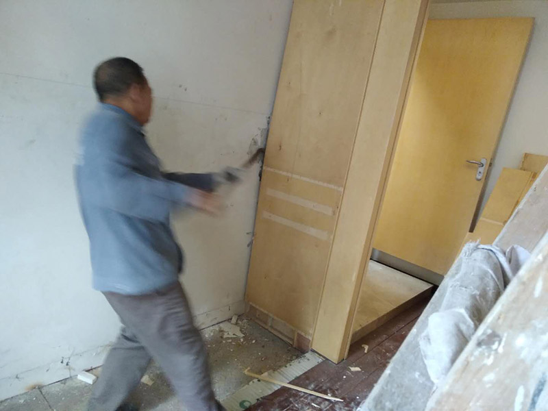 家具拆除維修：首先一般情況下，在組裝家具的時(shí)候，會(huì)用到的工具，在拆卸時(shí)同樣用得到，所以，一定要注意工具種類。然后應(yīng)該盡量騰出足夠的空間，家具拆卸的時(shí)候，如果空間不夠是很難完成的，所以，我們可以將家具搬到一個(gè)寬敞的地方，然后進(jìn)行拆卸。在組裝家具的時(shí)候，通常是將家具放倒以后才能進(jìn)行工作，因此，拆卸的時(shí)候，同樣道理，先放倒再拆卸，以免看不清結(jié)構(gòu)導(dǎo)致?lián)p壞家具。在拆卸板式家具的時(shí)候，一定要先拆除小件，也就是一些輔助性的東西，最后在對大的框架進(jìn)行拆除，不要本末倒置，防止大的部分散掉損害小件部分。