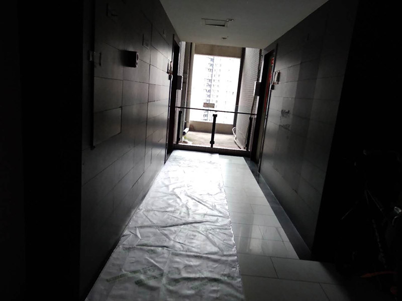 家具拆除維修：首先一般情況下，在組裝家具的時(shí)候，會(huì)用到的工具，在拆卸時(shí)同樣用得到，所以，一定要注意工具種類。然后應(yīng)該盡量騰出足夠的空間，家具拆卸的時(shí)候，如果空間不夠是很難完成的，所以，我們可以將家具搬到一個(gè)寬敞的地方，然后進(jìn)行拆卸。在組裝家具的時(shí)候，通常是將家具放倒以后才能進(jìn)行工作，因此，拆卸的時(shí)候，同樣道理，先放倒再拆卸，以免看不清結(jié)構(gòu)導(dǎo)致?lián)p壞家具。在拆卸板式家具的時(shí)候，一定要先拆除小件，也就是一些輔助性的東西，最后在對大的框架進(jìn)行拆除，不要本末倒置，防止大的部分散掉損害小件部分。