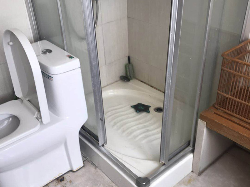 淋浴房維修：.如果淋浴房有底盆，那么首先將底盆安裝好。先將底盆零件組合起來，然后調節(jié)水平位置。底盆盆內不能留有積水。底盆的軟管與地漏連接起來，并且連接牢固?？蚣芙Y構安裝好之后將玻璃嵌入，玻璃底部要夾緊鎖在底盆鉆孔位置，并用螺絲將其固定。頂管要安裝在玻璃上方，確定安裝位置用鉆機鉆孔，安裝好固定座后連接頂管。