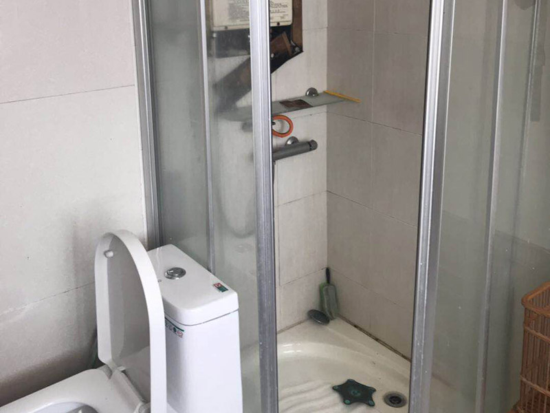 淋浴房維修：.如果淋浴房有底盆，那么首先將底盆安裝好。先將底盆零件組合起來，然后調節(jié)水平位置。底盆盆內不能留有積水。底盆的軟管與地漏連接起來，并且連接牢固?？蚣芙Y構安裝好之后將玻璃嵌入，玻璃底部要夾緊鎖在底盆鉆孔位置，并用螺絲將其固定。頂管要安裝在玻璃上方，確定安裝位置用鉆機鉆孔，安裝好固定座后連接頂管。