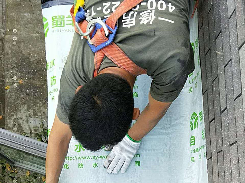 外陽臺防水維修：首先要確保地面有坡度，低的一邊為排水口。然后就是要確保陽臺和客廳或陽臺和起居室至少要有2～3公分的高度差。要使客廳和陽臺有這樣的高度差其實是很難的，因為建筑本身可能高度差只有1公分左右。陽臺地面要確保排水系統(tǒng)的順暢，特別是陽臺養(yǎng)有植物時要定期清理，防止排水時堵塞地漏，以防止積水滲透進居室。如果花園有人工照明的也要進行防水處理，特別是燈具和防漏電開關，以免雨天發(fā)生漏電時造成傷害。