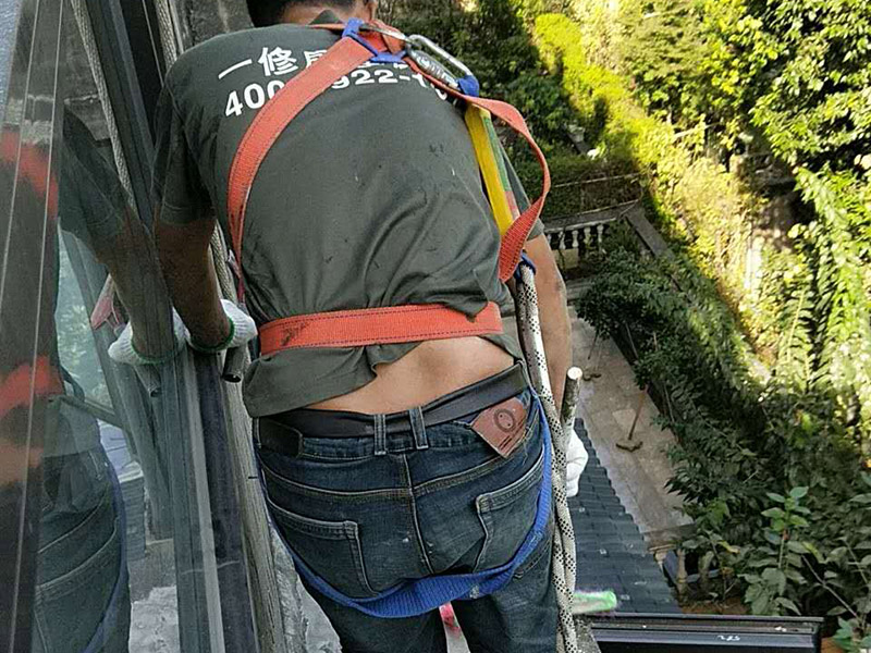 外陽臺防水維修：首先要確保地面有坡度，低的一邊為排水口。然后就是要確保陽臺和客廳或陽臺和起居室至少要有2～3公分的高度差。要使客廳和陽臺有這樣的高度差其實是很難的，因為建筑本身可能高度差只有1公分左右。陽臺地面要確保排水系統(tǒng)的順暢，特別是陽臺養(yǎng)有植物時要定期清理，防止排水時堵塞地漏，以防止積水滲透進居室。如果花園有人工照明的也要進行防水處理，特別是燈具和防漏電開關，以免雨天發(fā)生漏電時造成傷害。