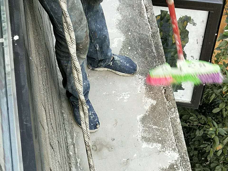 外陽臺防水維修：首先要確保地面有坡度，低的一邊為排水口。然后就是要確保陽臺和客廳或陽臺和起居室至少要有2～3公分的高度差。要使客廳和陽臺有這樣的高度差其實是很難的，因為建筑本身可能高度差只有1公分左右。陽臺地面要確保排水系統(tǒng)的順暢，特別是陽臺養(yǎng)有植物時要定期清理，防止排水時堵塞地漏，以防止積水滲透進居室。如果花園有人工照明的也要進行防水處理，特別是燈具和防漏電開關，以免雨天發(fā)生漏電時造成傷害。