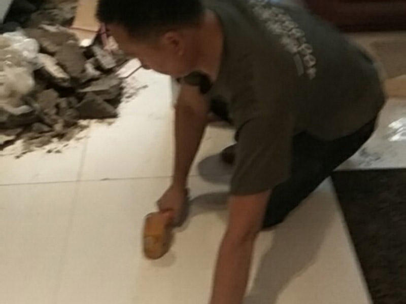 瓷磚重新鋪貼：1、基層處理：把沾在基層上的浮漿、落地灰等用暫子或鋼絲刷清理掉，再用掃帚將浮土清掃干凈。2、找標(biāo)高：根據(jù)水平標(biāo)準(zhǔn)線和設(shè)計厚度，在四周墻、柱上彈出面層的上平標(biāo)高控制線。3、鋪設(shè)結(jié)合層砂漿：鋪設(shè)前應(yīng)將基底濕潤，并在基底上刷一道素水泥漿或界面結(jié)合劑，隨刷隨鋪設(shè)攪拌均勻的干硬性水泥砂漿。4、鋪磚：將磚放置在于拌料上，用橡皮錘找平，之后將磚拿起，在干拌料上澆適量素水泥漿，同時在磚背面涂厚度約lnm的素水泥膏，再將磚放置在找過平的干拌料上，用橡皮錘按標(biāo)高控制線和方正控制線坐平坐正。5、養(yǎng)護(hù)：當(dāng)磚面層鋪貼完24h內(nèi)應(yīng)開始澆水養(yǎng)護(hù)，養(yǎng)護(hù)時間不得小于7d。