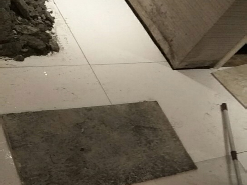 瓷磚重新鋪貼：1、基層處理：把沾在基層上的浮漿、落地灰等用暫子或鋼絲刷清理掉，再用掃帚將浮土清掃干凈。2、找標(biāo)高：根據(jù)水平標(biāo)準(zhǔn)線和設(shè)計厚度，在四周墻、柱上彈出面層的上平標(biāo)高控制線。3、鋪設(shè)結(jié)合層砂漿：鋪設(shè)前應(yīng)將基底濕潤，并在基底上刷一道素水泥漿或界面結(jié)合劑，隨刷隨鋪設(shè)攪拌均勻的干硬性水泥砂漿。4、鋪磚：將磚放置在于拌料上，用橡皮錘找平，之后將磚拿起，在干拌料上澆適量素水泥漿，同時在磚背面涂厚度約lnm的素水泥膏，再將磚放置在找過平的干拌料上，用橡皮錘按標(biāo)高控制線和方正控制線坐平坐正。5、養(yǎng)護(hù)：當(dāng)磚面層鋪貼完24h內(nèi)應(yīng)開始澆水養(yǎng)護(hù)，養(yǎng)護(hù)時間不得小于7d。