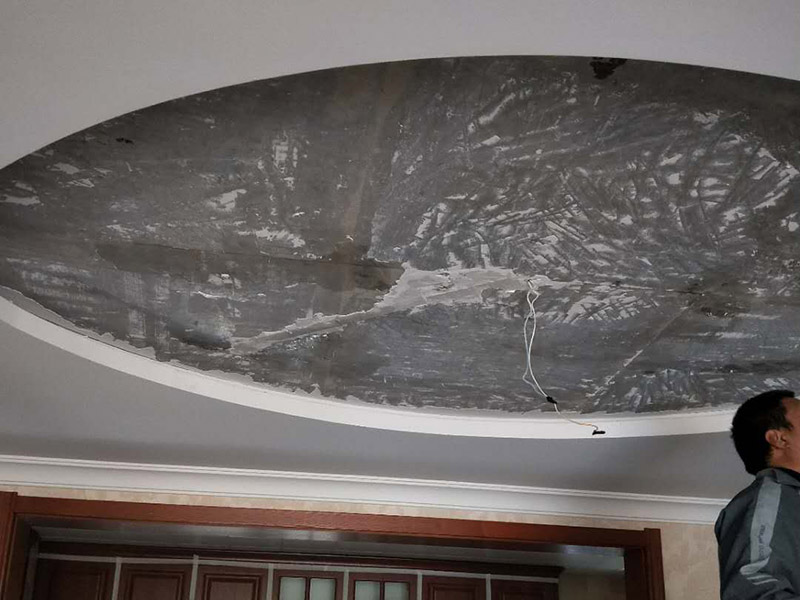 吊頂改造維修：吊頂施工的前期準(zhǔn)備工作尤為重要，包括測(cè)量和選材等步驟，在正式施工前，工人先要用水平管來(lái)測(cè)量墻面彈的墨線是否水平，只有保證了基礎(chǔ)線的確實(shí)水平，才不會(huì)讓后來(lái)安裝的吊頂產(chǎn)生傾斜或存在高低落差。石膏板吊頂需要固定在牢固的木質(zhì)龍骨框架上，因此之前對(duì)龍骨材料的仔細(xì)挑選就成為了必不可少的步驟，建議大家盡量選擇握釘力較好的松木材質(zhì)。因?yàn)辇埞鞘悄举|(zhì)的，因此必須注意防火，規(guī)范的做法是現(xiàn)在龍骨表面均勻涂刷防火涂料，等整根龍骨都見(jiàn)白了，再釘在墻上，這能保證其與墻壁接觸的地方也刷到防火涂料。