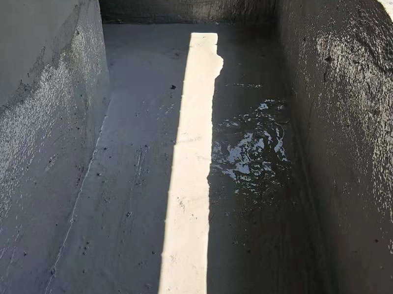 小露臺(tái)防水施工：1、選好防水涂料：涂料選好了，防水就成功了一大半。沒有優(yōu)良的性能和良好的保護(hù)措施，難以達(dá)到要求的耐久年限。所以應(yīng)選擇抗拉強(qiáng)度高、延伸率大、耐老化好的防水材料。 　　2.坡度設(shè)計(jì)：首先要確保地面有坡度，低的一邊為排水口。然后就是要確保陽(yáng)臺(tái)和客廳或陽(yáng)臺(tái)和起居室至少要有2～3公分的高度差。一般情況下要使客廳和陽(yáng)臺(tái)有這樣的高度差其實(shí)是很有難度的，因?yàn)榻ㄖ旧砜赡芨叨炔钪挥?公分左右。建議用一塊大理石板來做裝飾，既實(shí)用又美觀。 　　3.在露臺(tái)地面要確保排水系統(tǒng)的順暢，特別是陽(yáng)臺(tái)養(yǎng)有植物時(shí)要定期清理，防止排水時(shí)堵塞地漏，以防止積水滲透進(jìn)居室。