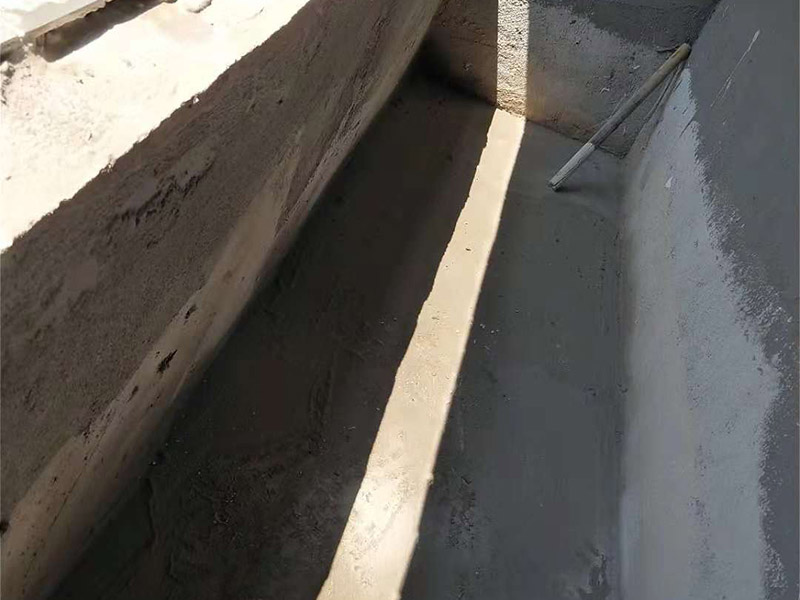 小露臺(tái)防水施工：1、選好防水涂料：涂料選好了，防水就成功了一大半。沒有優(yōu)良的性能和良好的保護(hù)措施，難以達(dá)到要求的耐久年限。所以應(yīng)選擇抗拉強(qiáng)度高、延伸率大、耐老化好的防水材料。 　　2.坡度設(shè)計(jì)：首先要確保地面有坡度，低的一邊為排水口。然后就是要確保陽(yáng)臺(tái)和客廳或陽(yáng)臺(tái)和起居室至少要有2～3公分的高度差。一般情況下要使客廳和陽(yáng)臺(tái)有這樣的高度差其實(shí)是很有難度的，因?yàn)榻ㄖ旧砜赡芨叨炔钪挥?公分左右。建議用一塊大理石板來做裝飾，既實(shí)用又美觀。 　　3.在露臺(tái)地面要確保排水系統(tǒng)的順暢，特別是陽(yáng)臺(tái)養(yǎng)有植物時(shí)要定期清理，防止排水時(shí)堵塞地漏，以防止積水滲透進(jìn)居室。