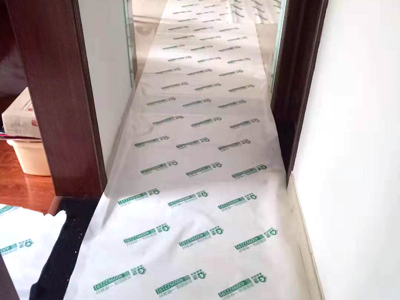 過道成品保護：各種裝修物料的進場以及各種建筑裝修垃圾的清理，都會經(jīng)過入戶門，這些物品在搬運的過程中，難免會和入戶門發(fā)生磕碰，造成入戶門的磕碰劃傷，所以，第一個需要做好成品保護的地方就是入戶門。 在裝修開工前直到家具進場期間，都需要對入戶門進行保護！可以使用成品保護膜將門包裹。 地面瓷磚鋪貼完后，用成品保護膜覆蓋磚面，既可以防止裝修時的沙子磨傷地面，同時也能有效地防止油漆涂料等有色液體滴落磚面，造成地面污染。