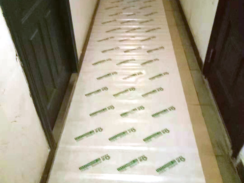 過道成品保護：各種裝修物料的進場以及各種建筑裝修垃圾的清理，都會經(jīng)過入戶門，這些物品在搬運的過程中，難免會和入戶門發(fā)生磕碰，造成入戶門的磕碰劃傷，所以，第一個需要做好成品保護的地方就是入戶門。 在裝修開工前直到家具進場期間，都需要對入戶門進行保護！可以使用成品保護膜將門包裹。 地面瓷磚鋪貼完后，用成品保護膜覆蓋磚面，既可以防止裝修時的沙子磨傷地面，同時也能有效地防止油漆涂料等有色液體滴落磚面，造成地面污染。