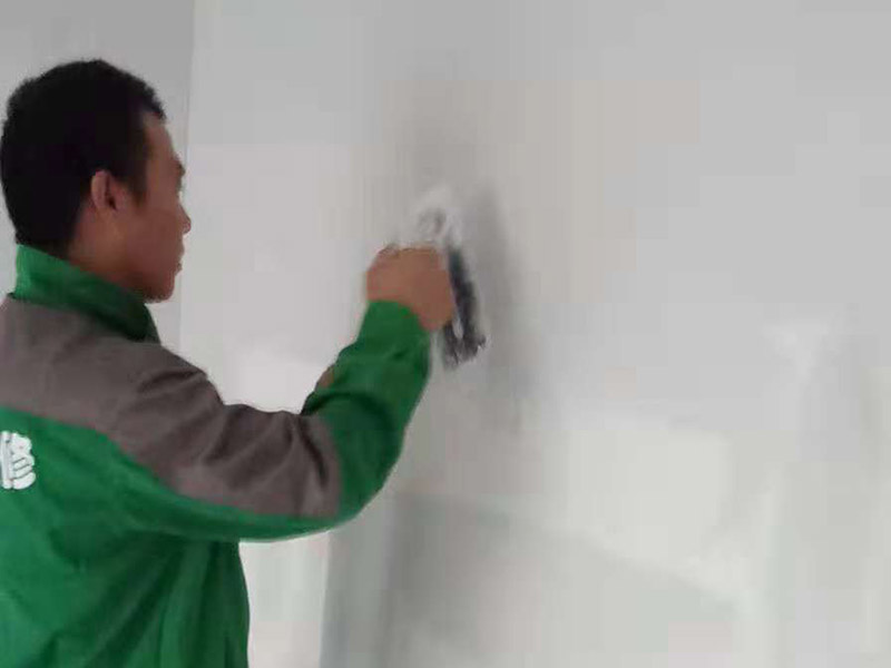 過道成品保護：各種裝修物料的進場以及各種建筑裝修垃圾的清理，都會經(jīng)過入戶門，這些物品在搬運的過程中，難免會和入戶門發(fā)生磕碰，造成入戶門的磕碰劃傷，所以，第一個需要做好成品保護的地方就是入戶門。 在裝修開工前直到家具進場期間，都需要對入戶門進行保護！可以使用成品保護膜將門包裹。 地面瓷磚鋪貼完后，用成品保護膜覆蓋磚面，既可以防止裝修時的沙子磨傷地面，同時也能有效地防止油漆涂料等有色液體滴落磚面，造成地面污染。