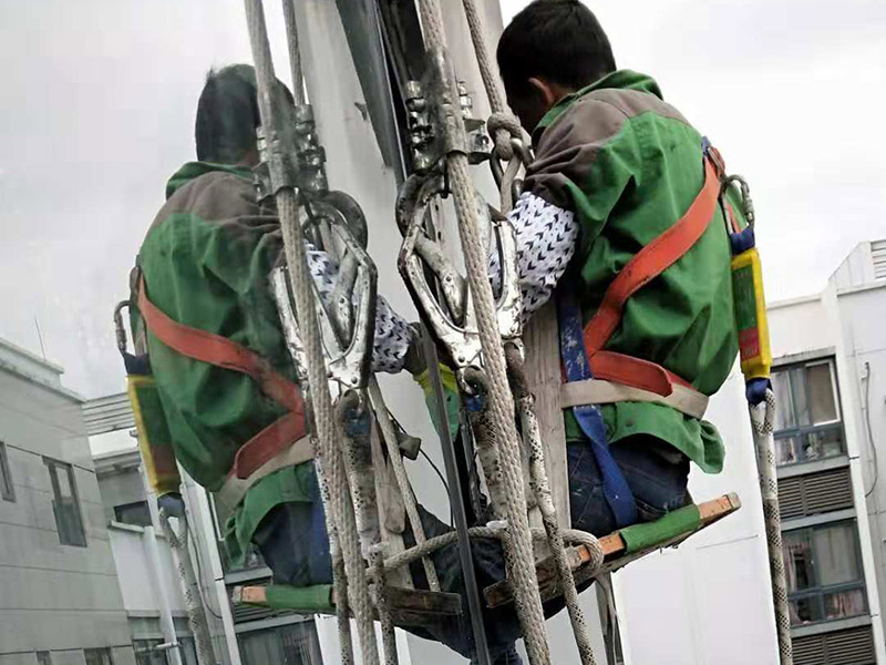 外墻窗戶打膠：在給斷橋鋁門窗打膠的時(shí)候，如果需要在室外才能打膠的話，必須在室外打膠，因?yàn)槿绻銖?qiáng)在室內(nèi)進(jìn)行打膠的話，顯然打出來(lái)的膠會(huì)不均勻，這樣就起不到防水的作用了。其次，在給斷橋鋁門窗打膠的時(shí)候，需要將斷橋鋁門窗邊上的膠帶給處理掉，不要粘在上面就進(jìn)行打膠防水了，這個(gè)也是比較重要的，否則時(shí)間久了之后，膠帶脫膠，防水效果就沒(méi)有了。之后，在給斷橋鋁門窗打膠的時(shí)候，盡可能的使用滿膠，然后用上另外一罐膠繼續(xù)打，這樣打不出來(lái)不美觀之外，還會(huì)出現(xiàn)氣泡，防水效果極差。接著，在給斷橋鋁門窗打膠之前，適當(dāng)?shù)男迯?fù)一下需要打膠的位置，尤其是有一些水泥等藏起來(lái)的物體，因?yàn)槟鞘菚?huì)影響打膠后的效果的，需要處理好再打膠，效果會(huì)好很多。最后，需要處理掉周圍多余的膠，如果出現(xiàn)明顯的氣孔的話，我們只能適當(dāng)補(bǔ)膠，需要用小的頭子來(lái)補(bǔ)膠。