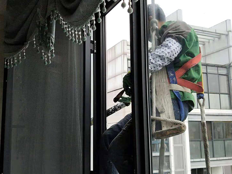 外墻窗戶打膠：在給斷橋鋁門窗打膠的時(shí)候，如果需要在室外才能打膠的話，必須在室外打膠，因?yàn)槿绻銖?qiáng)在室內(nèi)進(jìn)行打膠的話，顯然打出來(lái)的膠會(huì)不均勻，這樣就起不到防水的作用了。其次，在給斷橋鋁門窗打膠的時(shí)候，需要將斷橋鋁門窗邊上的膠帶給處理掉，不要粘在上面就進(jìn)行打膠防水了，這個(gè)也是比較重要的，否則時(shí)間久了之后，膠帶脫膠，防水效果就沒(méi)有了。之后，在給斷橋鋁門窗打膠的時(shí)候，盡可能的使用滿膠，然后用上另外一罐膠繼續(xù)打，這樣打不出來(lái)不美觀之外，還會(huì)出現(xiàn)氣泡，防水效果極差。接著，在給斷橋鋁門窗打膠之前，適當(dāng)?shù)男迯?fù)一下需要打膠的位置，尤其是有一些水泥等藏起來(lái)的物體，因?yàn)槟鞘菚?huì)影響打膠后的效果的，需要處理好再打膠，效果會(huì)好很多。最后，需要處理掉周圍多余的膠，如果出現(xiàn)明顯的氣孔的話，我們只能適當(dāng)補(bǔ)膠，需要用小的頭子來(lái)補(bǔ)膠。