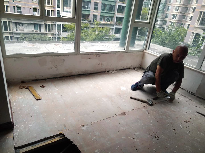 地板拆除維修：復(fù)合木地板拆除工藝比較簡(jiǎn)單，清除房間的家具后，使用平口螺絲刀將踢腳線撬開，再沿著踢腳線邊緣將墻角的地板撬開并拆除，這塊地板可能會(huì)破損，但是其他地板就可以完整拆除了，帶有鎖扣結(jié)構(gòu)的復(fù)合木地板要順應(yīng)地板的長(zhǎng)邊抽出，這樣會(huì)比較輕松。拆除后的復(fù)合木地板沒(méi)有保留價(jià)值，一般都要清運(yùn)出場(chǎng)最后將鋪至地板下防潮氈揭開，底層可能會(huì)有潮濕，這時(shí)要開窗通風(fēng)，待地面完全工燥后再鋪設(shè)新地板。 實(shí)木地板的拆除工藝比較復(fù)雜，拆除踢腳線后仍從墻角邊緣開始，使用起釘錘將木地板撬起抽出，由于實(shí)木地板安裝在木龍骨上，撬起時(shí)會(huì)有一定的彈性，施工難度較大，但是不能使用切割機(jī)，因?yàn)榍懈顧C(jī)容易破壞地面和固定木龍骨的膨脹螺栓而產(chǎn)生火花。