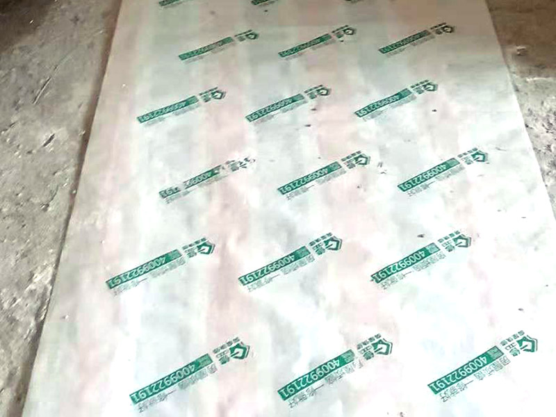 客廳地磚鋪貼：鋪貼的工具包括橡膠錘和粘結(jié)劑。在進(jìn)行施工之前先把所需要的這些材料都整理好放在一旁備用；基層的處理工作對瓷磚的平整度有很大的影響，對于基層要做好清潔工作，還有找平工作。放樣：在進(jìn)行瓷磚的鋪貼工作之前還事先找好垂直線，這樣可以在鋪貼的時(shí)候找到瓷磚的水平線，讓瓷磚鋪貼的更加的平整。粘結(jié)劑加水?dāng)嚢杈鶆?，靜置10分鐘之后就可以使用。將瓷磚表面的浮灰清除，再在瓷磚背面均勻的涂抹上粘結(jié)劑，按照預(yù)鋪的順序?qū)⒋纱u鋪貼在地面上，最后用橡膠錘輕輕拍打至服帖齊整。