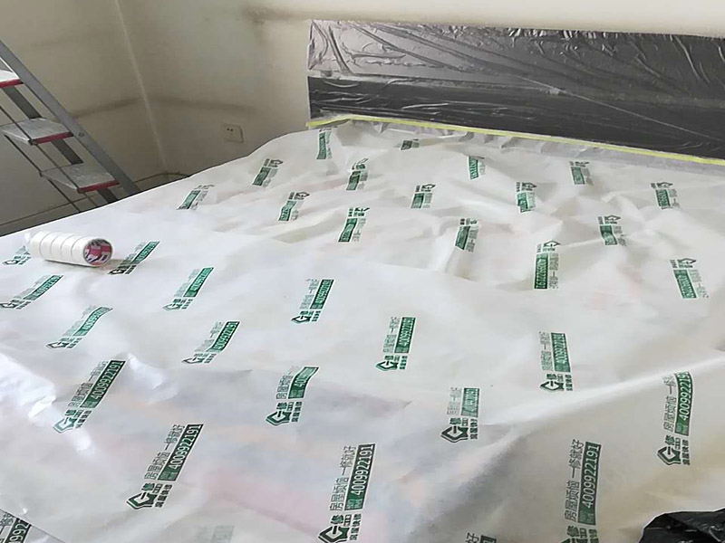 臥室局部改造：老房子裝修是工首步驟，也是最重要的步驟，就是拆改,拆除一些不必要的墻體，改造房屋結(jié)構(gòu)和水電；刮膩?zhàn)?，第一遍刮石膏，硬度好，附著力好干了不容易開裂收縮，填充力好，能堵住墻體上小 眼眼，干了后就不能再出現(xiàn)小眼眼了；第二遍刮的重點(diǎn)就是找平，第三遍進(jìn)行修補(bǔ)。