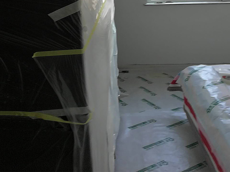 臥室局部改造：老房子裝修是工首步驟，也是最重要的步驟，就是拆改,拆除一些不必要的墻體，改造房屋結(jié)構(gòu)和水電；刮膩?zhàn)樱谝槐楣问?，硬度好，附著力好干了不容易開裂收縮，填充力好，能堵住墻體上小 眼眼，干了后就不能再出現(xiàn)小眼眼了；第二遍刮的重點(diǎn)就是找平，第三遍進(jìn)行修補(bǔ)。