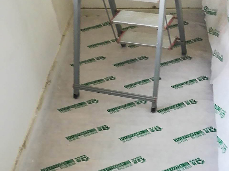 臥室局部改造：老房子裝修是工首步驟，也是最重要的步驟，就是拆改,拆除一些不必要的墻體，改造房屋結(jié)構(gòu)和水電；刮膩?zhàn)?，第一遍刮石膏，硬度好，附著力好干了不容易開裂收縮，填充力好，能堵住墻體上小 眼眼，干了后就不能再出現(xiàn)小眼眼了；第二遍刮的重點(diǎn)就是找平，第三遍進(jìn)行修補(bǔ)。