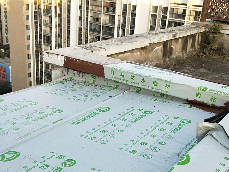 屋頂防水案例：1．在干燥基面上施工防水涂料前應(yīng)先濕潤基面至無明水為準，若基面潮濕但無明水可直接施工。 2．按配比先將防水漿料乳液倒入拌料桶中，然后再將粉料倒入，充分攪拌至均勻、無料粒糊狀，靜置十分鐘后再攪拌一下，效果更佳。 3．用毛刷或滾刷直接將膠漿涂刷在基面上，待第一層完全干透后（約2小時或手擦不粘為準），再涂刷第二遍，兩遍的涂刷方向應(yīng)交錯。 4．在操作進程中應(yīng)保持間斷性攪拌以防止膠漿沉淀。 5．待防水層完全干固后，方可在其上面做砂漿保護層或其它覆蓋層。