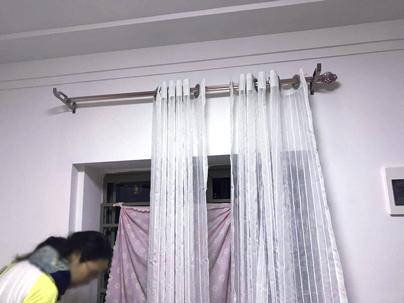 窗簾桿安裝：首先羅馬窗簾桿長(zhǎng)度超過2.5米，需要三個(gè)安裝碼。其次中間的安裝碼為于窗戶或墻壁中心，兩端安裝碼需等距離窗戶邊緣至少5-10cm，窗簾桿需離窗戶頂端15-20cm。然后打孔深度為3.5-5cm，不能跑眼，歪斜。接著安裝碼用自攻螺絲堅(jiān)固，吊環(huán)套入桿內(nèi)，吊環(huán)一分為二，兩端各留一個(gè)吊環(huán)，將羅馬窗簾桿壓入開口安裝碼內(nèi)。之后進(jìn)行調(diào)整，使兩端裝飾頭離開墻壁距離一致。最后將窗簾穿好掛鉤，把掛鉤的另一端掛入吊環(huán)的孔內(nèi)，左右開合窗簾，檢查滑動(dòng)是否靈活、兩副窗簾是否等高，否則需進(jìn)行微調(diào)。