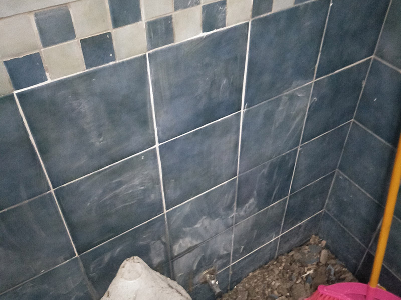 衛(wèi)生間管道檢測：埋嵌到墻壁、樓板等處的管道是能夠防止膨脹的。壓力和拉伸應力都被吸收而又不損壞各種材料。如果管道有隔離材料（要符合標準），這些隔離材料能允許更多的膨脹。 一、冷水管試驗壓力，應為冷水管道系統(tǒng)設計壓力的1.5倍，但不得小于0.9MPa。 二、熱水管試驗壓力，應為熱水管道系統(tǒng)設計壓力的2.0倍，但不得小于1.2MPa。