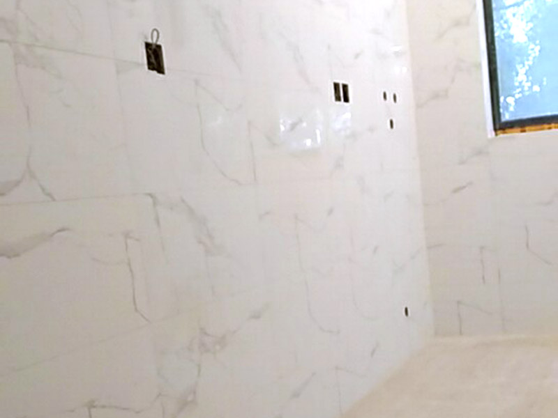 衛(wèi)生間裝修：水電改造：衛(wèi)生間裝修會設(shè)計到浴霸采暖，燈的線路走線，水管的入墻等處理，在衛(wèi)生間裝修過程中可細(xì)致規(guī)劃一下。 防水處理：因為水在衛(wèi)生間處處可見，所以衛(wèi)生間裝修防水上需做好功夫，防止因為滲水問題給樓下鄰居和自己制造麻煩，因而在防水后需要做閉水實驗，以確保防水的效果。 貼瓷磚：為了美觀衛(wèi)生間裝修一般都帖墻磚和地磚，在選購墻磚時需要注意耐水性，以及釉面質(zhì)量，墻磚在一定程度上也起到防水效果;地磚顏色建議深色系，耐污染，并保證磚的質(zhì)量。 衛(wèi)生間管道隔音：衛(wèi)生間裝修下水管道需要做相應(yīng)的隔音處理，需要根據(jù)實際情況而定，一般衛(wèi)生間如果是塑料材質(zhì)的下水粗管道就需要做相應(yīng)的處理，以防止噪音煩惱。 衛(wèi)生間吊頂：為了美觀，衛(wèi)生間裝修一般都需要做吊頂處理，材質(zhì)一般選擇鋁扣板，就耐用，又防水，并且可以采用分模塊的方式合理的設(shè)置采光、換氣、浴霸等的位置。