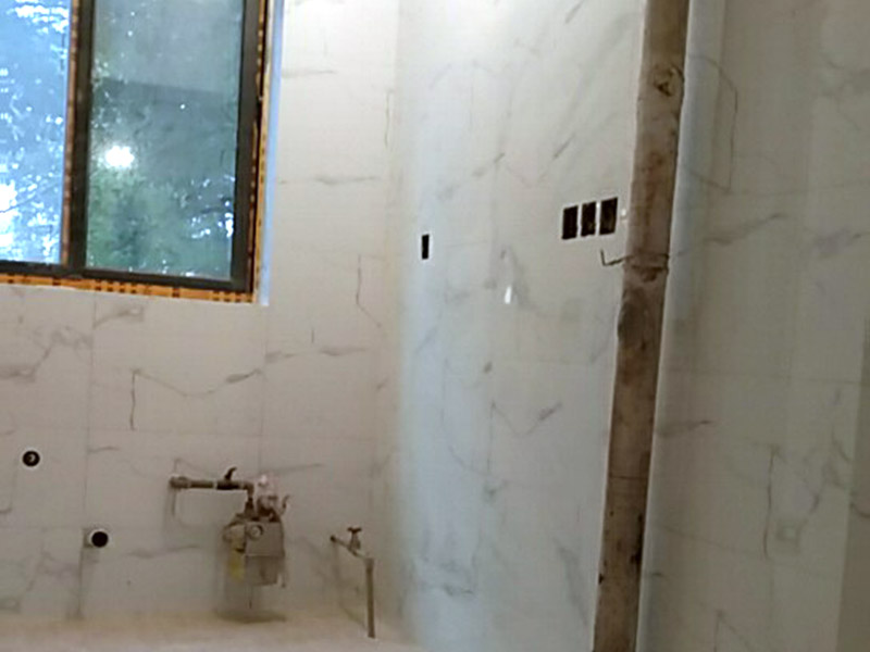 衛(wèi)生間裝修：水電改造：衛(wèi)生間裝修會設(shè)計到浴霸采暖，燈的線路走線，水管的入墻等處理，在衛(wèi)生間裝修過程中可細(xì)致規(guī)劃一下。 防水處理：因為水在衛(wèi)生間處處可見，所以衛(wèi)生間裝修防水上需做好功夫，防止因為滲水問題給樓下鄰居和自己制造麻煩，因而在防水后需要做閉水實驗，以確保防水的效果。 貼瓷磚：為了美觀衛(wèi)生間裝修一般都帖墻磚和地磚，在選購墻磚時需要注意耐水性，以及釉面質(zhì)量，墻磚在一定程度上也起到防水效果;地磚顏色建議深色系，耐污染，并保證磚的質(zhì)量。 衛(wèi)生間管道隔音：衛(wèi)生間裝修下水管道需要做相應(yīng)的隔音處理，需要根據(jù)實際情況而定，一般衛(wèi)生間如果是塑料材質(zhì)的下水粗管道就需要做相應(yīng)的處理，以防止噪音煩惱。 衛(wèi)生間吊頂：為了美觀，衛(wèi)生間裝修一般都需要做吊頂處理，材質(zhì)一般選擇鋁扣板，就耐用，又防水，并且可以采用分模塊的方式合理的設(shè)置采光、換氣、浴霸等的位置。