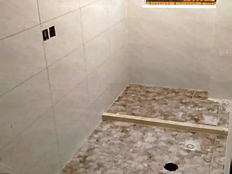 衛(wèi)生間裝修：水電改造：衛(wèi)生間裝修會設(shè)計到浴霸采暖，燈的線路走線，水管的入墻等處理，在衛(wèi)生間裝修過程中可細(xì)致規(guī)劃一下。 防水處理：因為水在衛(wèi)生間處處可見，所以衛(wèi)生間裝修防水上需做好功夫，防止因為滲水問題給樓下鄰居和自己制造麻煩，因而在防水后需要做閉水實驗，以確保防水的效果。 貼瓷磚：為了美觀衛(wèi)生間裝修一般都帖墻磚和地磚，在選購墻磚時需要注意耐水性，以及釉面質(zhì)量，墻磚在一定程度上也起到防水效果;地磚顏色建議深色系，耐污染，并保證磚的質(zhì)量。 衛(wèi)生間管道隔音：衛(wèi)生間裝修下水管道需要做相應(yīng)的隔音處理，需要根據(jù)實際情況而定，一般衛(wèi)生間如果是塑料材質(zhì)的下水粗管道就需要做相應(yīng)的處理，以防止噪音煩惱。 衛(wèi)生間吊頂：為了美觀，衛(wèi)生間裝修一般都需要做吊頂處理，材質(zhì)一般選擇鋁扣板，就耐用，又防水，并且可以采用分模塊的方式合理的設(shè)置采光、換氣、浴霸等的位置。