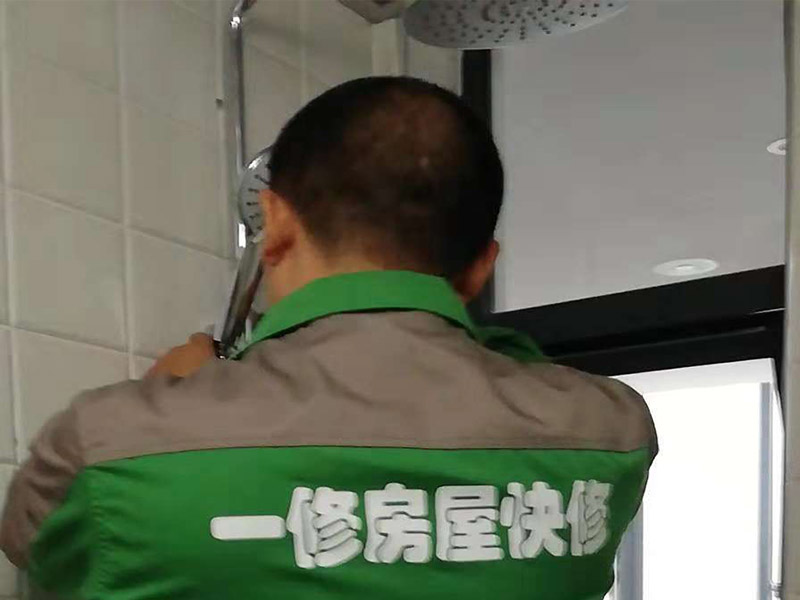 衛(wèi)浴掛件安裝：1、確定好掛架的安裝位置并標(biāo)注好，為了掛件具有更好的效果，應(yīng)該避免在墻柱上安裝掛件。確定安裝位置以后，在安裝墊上標(biāo)記出掛件底座安裝時(shí)需要對(duì)應(yīng)的螺孔位置。 2、在標(biāo)注好的螺孔位置點(diǎn)用電鉆打孔，打孔的直徑最好比需要安裝的螺絲釘直徑大，留一點(diǎn)空隙方便接下來的安裝工作。 3、將五金掛件對(duì)應(yīng)的塑料膨脹管插入到鉆孔內(nèi)，再用不銹鋼螺絲釘旋轉(zhuǎn)固定好底座，再將掛件套在底座上，擰緊螺釘固定好掛件即可完成。