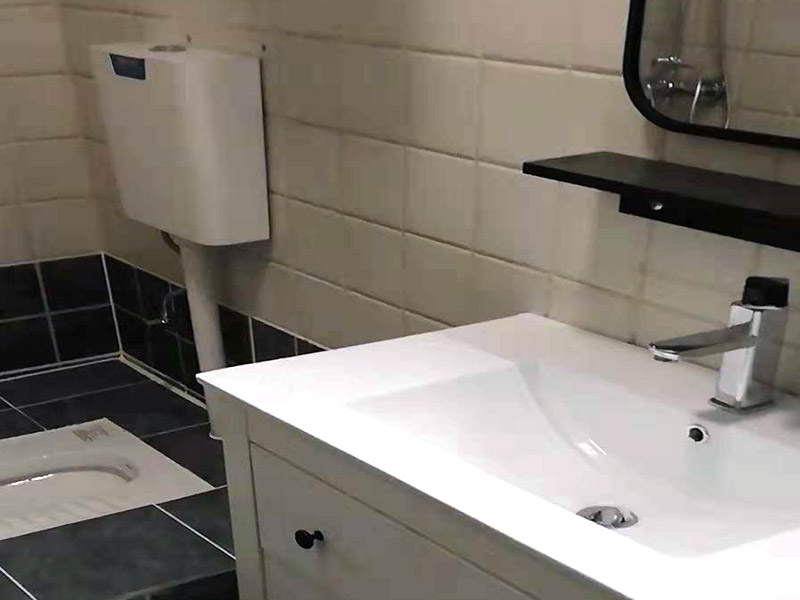 衛(wèi)浴掛件安裝：1、確定好掛架的安裝位置并標(biāo)注好，為了掛件具有更好的效果，應(yīng)該避免在墻柱上安裝掛件。確定安裝位置以后，在安裝墊上標(biāo)記出掛件底座安裝時(shí)需要對(duì)應(yīng)的螺孔位置。 2、在標(biāo)注好的螺孔位置點(diǎn)用電鉆打孔，打孔的直徑最好比需要安裝的螺絲釘直徑大，留一點(diǎn)空隙方便接下來的安裝工作。 3、將五金掛件對(duì)應(yīng)的塑料膨脹管插入到鉆孔內(nèi)，再用不銹鋼螺絲釘旋轉(zhuǎn)固定好底座，再將掛件套在底座上，擰緊螺釘固定好掛件即可完成。