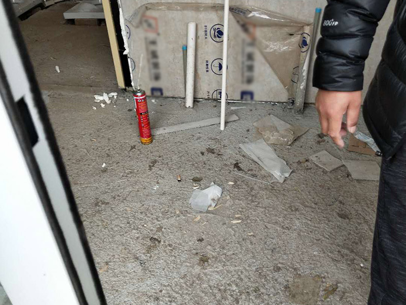 公廁裝修改造：首先要做的是水電改造，衛(wèi)生間的水電改造包括浴霸采暖、水管的入墻處理等。防水處理是衛(wèi)生間裝修最重要的項目之一，一般衛(wèi)生間地面要涂兩遍防水涂料，防水層要高出地面大概250mm左右，然后在做好保護層，處理好地面防水之后，衛(wèi)生間的墻面也需要做好防水工程，衛(wèi)生間的墻面防水層最好做到頂，防水工程做好之后，一定不要忘了做24小時閉水試驗。選擇衛(wèi)生間瓷磚的時候，最好選擇防滑防水性能比較好的瓷磚，比如說表面有凹凸紋理的瓷磚，瓷磚的款式圖案可以根據(jù)衛(wèi)生間的風格等實際情況進行選擇，我們在鋪貼瓷磚的時候，瓷磚之間的縫隙不能太小，貼好瓷磚之后，還需要進行空鼓檢查。