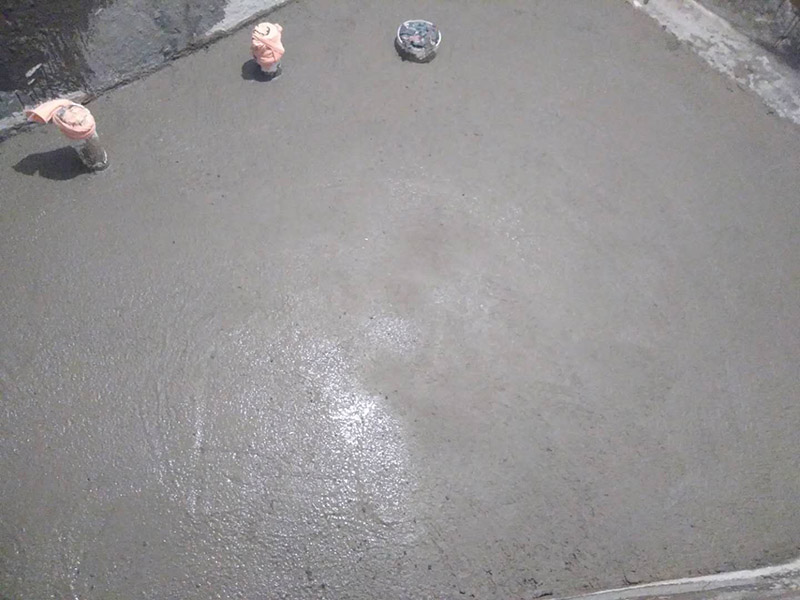 廁所地面回填找平：基底清理&rarr;檢驗(yàn)土質(zhì)&rarr;白灰、素土過(guò)篩&rarr;拌制灰土&rarr;分層回填&rarr;分層夯實(shí)&rarr;檢驗(yàn)密實(shí)度&rarr;修整找平驗(yàn)收。 水泥砂漿找平優(yōu)勢(shì)：適合各種地面、各種地板鋪設(shè)前的地面找平。缺點(diǎn)：找平厚度太厚在25～35mm，如果水泥砂漿配比不對(duì)會(huì)使面層粉化起砂，起灰及裂紋。 石膏找平優(yōu)勢(shì)：可用于局部找平，不增高地面，找平厚度大概在5～20mm左右，對(duì)房間高度幾乎沒(méi)有影響，干燥速度快，價(jià)格相對(duì)便宜，施工方便。缺點(diǎn)：只可用于小范圍內(nèi)的找平使用。 自流平找平優(yōu)勢(shì)：不離析(水泥灰漿中的各種成分在整個(gè)施工過(guò)程中和水合反應(yīng)后不分離)，不起砂，不起塵，不裂紋;收縮率低，通常在千分之0.3～0.4，水合反應(yīng)后，表面不出現(xiàn)裂紋，普通水泥的收縮率大，容易出現(xiàn)裂紋。