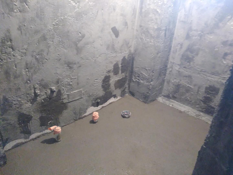 廁所地面回填找平：基底清理&rarr;檢驗(yàn)土質(zhì)&rarr;白灰、素土過(guò)篩&rarr;拌制灰土&rarr;分層回填&rarr;分層夯實(shí)&rarr;檢驗(yàn)密實(shí)度&rarr;修整找平驗(yàn)收。 水泥砂漿找平優(yōu)勢(shì)：適合各種地面、各種地板鋪設(shè)前的地面找平。缺點(diǎn)：找平厚度太厚在25～35mm，如果水泥砂漿配比不對(duì)會(huì)使面層粉化起砂，起灰及裂紋。 石膏找平優(yōu)勢(shì)：可用于局部找平，不增高地面，找平厚度大概在5～20mm左右，對(duì)房間高度幾乎沒(méi)有影響，干燥速度快，價(jià)格相對(duì)便宜，施工方便。缺點(diǎn)：只可用于小范圍內(nèi)的找平使用。 自流平找平優(yōu)勢(shì)：不離析(水泥灰漿中的各種成分在整個(gè)施工過(guò)程中和水合反應(yīng)后不分離)，不起砂，不起塵，不裂紋;收縮率低，通常在千分之0.3～0.4，水合反應(yīng)后，表面不出現(xiàn)裂紋，普通水泥的收縮率大，容易出現(xiàn)裂紋。