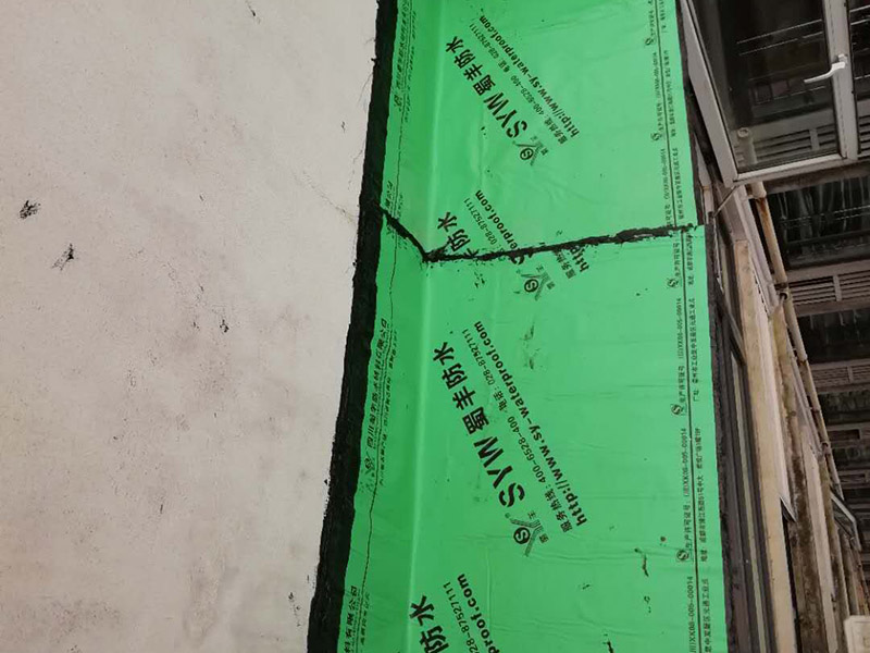 露臺(tái)頂補(bǔ)防水維修：施工前應(yīng)先對(duì)基層進(jìn)行檢查和清理，發(fā)現(xiàn)薄弱環(huán)節(jié)先行補(bǔ)強(qiáng)，經(jīng)檢查合格后方可進(jìn)行上面防水層的施工。 在施工屋面防水卷材層時(shí)必須保證基層干燥否則會(huì)影響防水效果，干燥程度的。檢驗(yàn)方法：是將1㎡卷材平坦地鋪在找平層上，靜置3&mdash;4小時(shí)后掀開檢查，找平層覆蓋部位與卷材上未見水跡即可鋪設(shè)卷材。 防水卷材施工前，首先應(yīng)配瀝青，按當(dāng)日工作量配制，嚴(yán)格用秤計(jì)量。