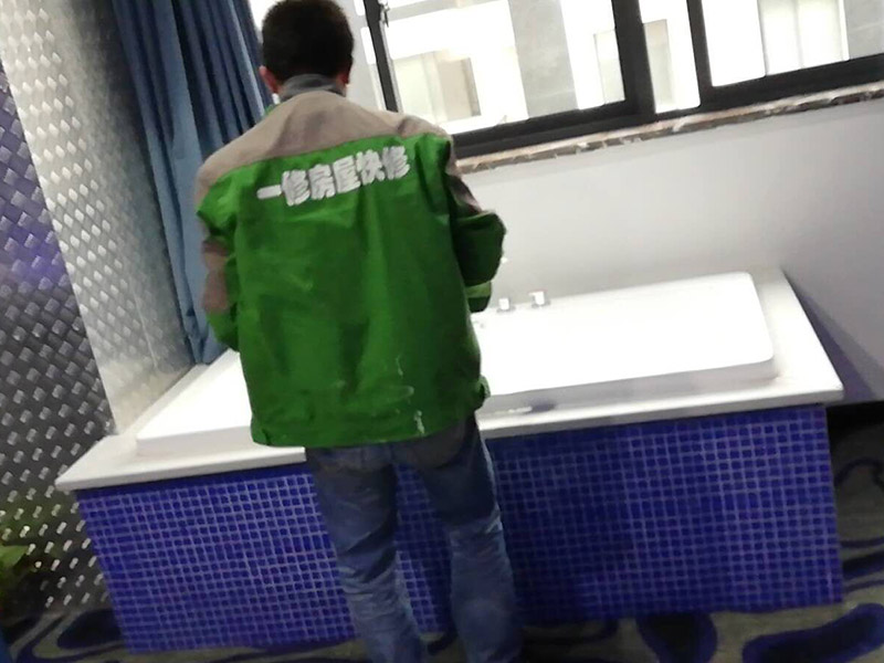 浴缸安裝維修：1、做好管道后，補好開槽部位做防水，24小時蓄水試驗確保無滲漏。 2、按正常程序鋪磚，做完。 3、安裝浴缸：用泡沫磚墊好浴缸。浴缸高度一般在600mm以內(nèi)。接好上下水，保持通暢。然后用泡沫磚砌好墻抹灰。注意在下水管相應位置留好檢修孔，250x300mm左右。 4、臺子上用什么材料，可以用同式樣的墻磚，馬賽克，人造石，大理石，不銹鋼等都可以，具體看你所喜歡的風格。