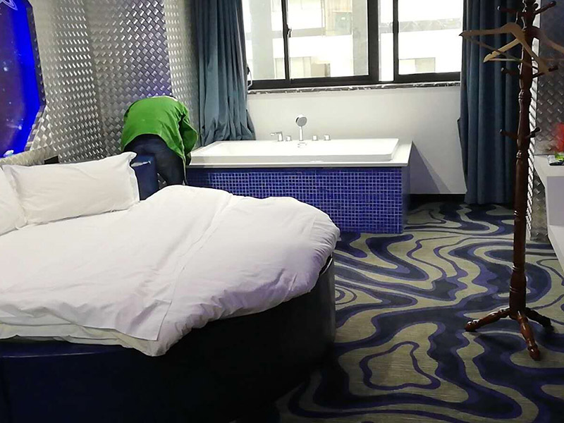 浴缸安裝維修：1、做好管道后，補好開槽部位做防水，24小時蓄水試驗確保無滲漏。 2、按正常程序鋪磚，做完。 3、安裝浴缸：用泡沫磚墊好浴缸。浴缸高度一般在600mm以內(nèi)。接好上下水，保持通暢。然后用泡沫磚砌好墻抹灰。注意在下水管相應位置留好檢修孔，250x300mm左右。 4、臺子上用什么材料，可以用同式樣的墻磚，馬賽克，人造石，大理石，不銹鋼等都可以，具體看你所喜歡的風格。