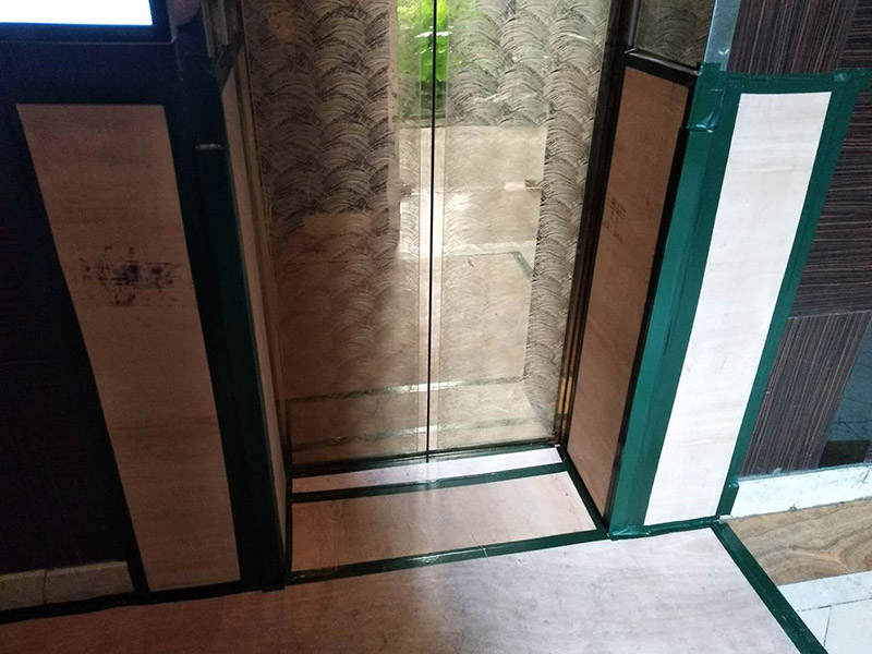 過(guò)道保護(hù)裝修：1、入戶門扇進(jìn)行包裹保護(hù)，用透明膠帶將保護(hù)膜粘貼牢固平整。2、過(guò)道整鋪保護(hù)膜，這樣就不會(huì)造成在運(yùn)輸材料過(guò)程中造成過(guò)道瓷磚的損壞。3、過(guò)道電梯、墻壁要保護(hù)膜包裹，用透明膠帶粘貼，防止碰撞造成墻壁的擦掛。 窗戶玻璃保護(hù)規(guī)范為：只保護(hù)玻璃部分，使用膩?zhàn)幽z水粘實(shí)。