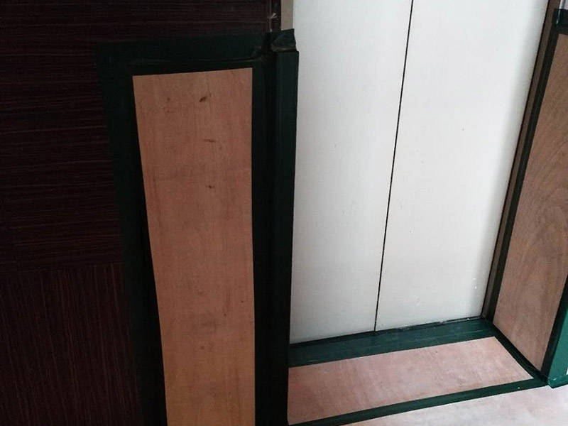 過(guò)道保護(hù)裝修：1、入戶門扇進(jìn)行包裹保護(hù)，用透明膠帶將保護(hù)膜粘貼牢固平整。2、過(guò)道整鋪保護(hù)膜，這樣就不會(huì)造成在運(yùn)輸材料過(guò)程中造成過(guò)道瓷磚的損壞。3、過(guò)道電梯、墻壁要保護(hù)膜包裹，用透明膠帶粘貼，防止碰撞造成墻壁的擦掛。 窗戶玻璃保護(hù)規(guī)范為：只保護(hù)玻璃部分，使用膩?zhàn)幽z水粘實(shí)。